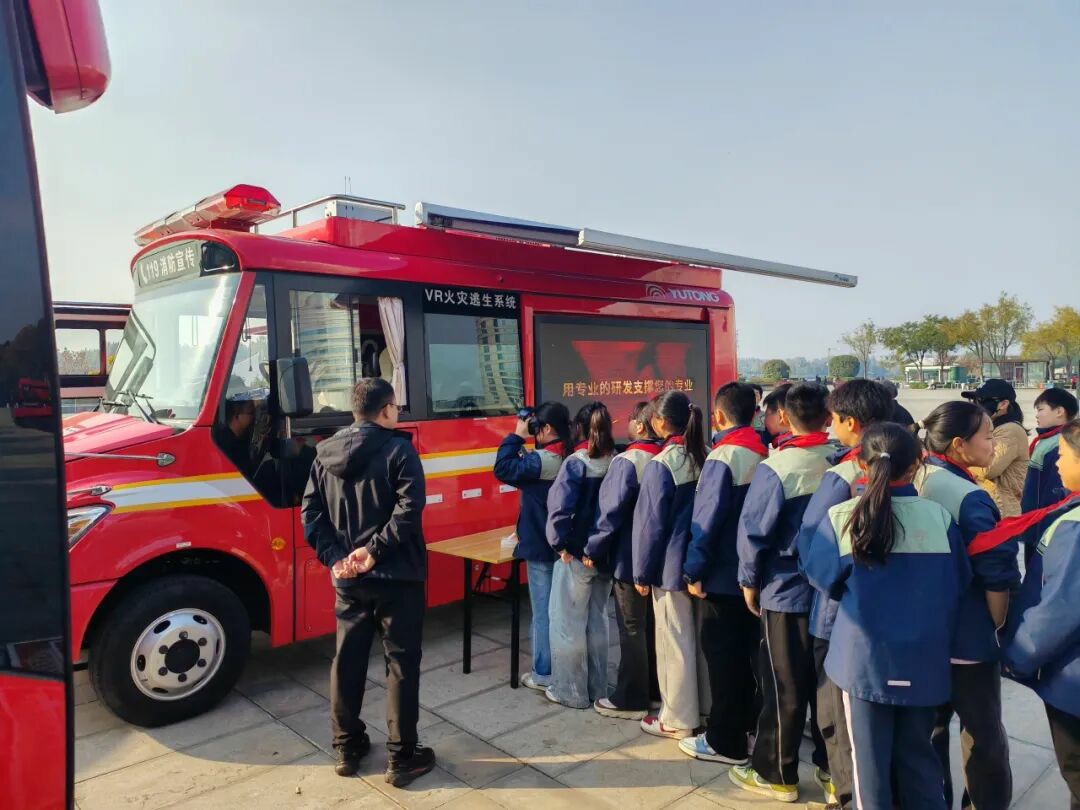 筑牢防火屏障 | 2025年全国消防宣传月，乐天堂官网宣传消防车点亮全民消防意识