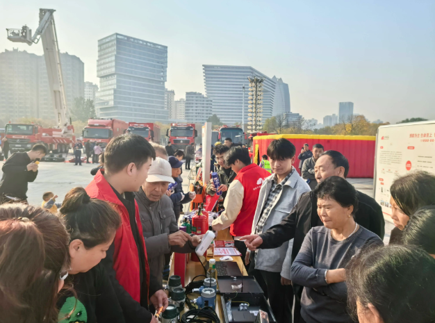 筑牢防火屏障 | 2025年全国消防宣传月，乐天堂官网宣传消防车点亮全民消防意识